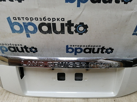 AA045273; Накладка крышки багажника, без кнопок (76811-60190) для Toyota Land Cruiser Prado 150 (2010 — 2013)/БУ; Оригинал; Р0, Хорошее; (070) Белый перламутр 3х. сл.