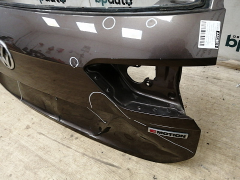 Фотография детали AA038015; Крышка багажника (5NA827025L) для Volkswagen Tiguan/БУ; Оригинал; Р3, Под восстановление; . Фото номер 4