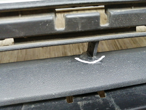 Фотография детали AA046153; Решетка переднего бампера (5G0853677) для Volkswagen Golf/БУ; Оригинал; Р1, Мелкий дефект; . Фото номер 7