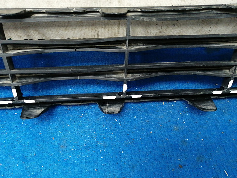 Фотография детали AA031031; Решетка переднего бампера (C1BB-17K945-A) для Ford Fiesta/БУ; Оригинал; Р1, Мелкий дефект; . Фото номер 12