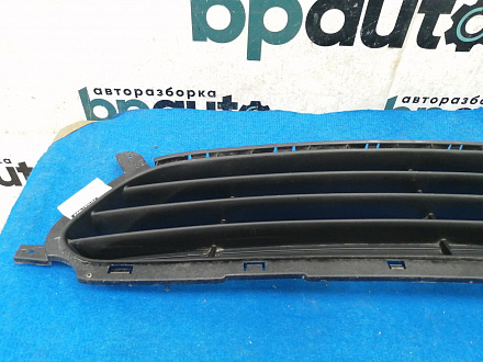 AA027405; Решетка переднего бампера (86561-1R000) для Hyundai Solaris/БУ; Оригинал; Р1, Мелкий дефект; 