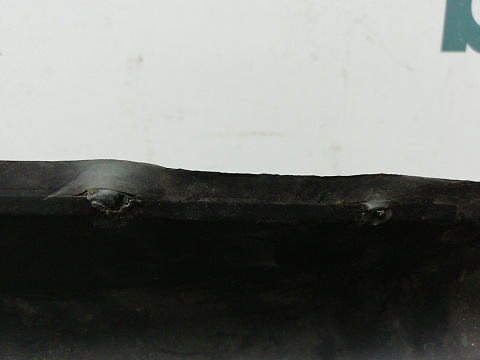 Фотография детали AA003351; Накладка крепления переднего левого крыла (A1768890125) для Mercedes-Benz A-klasse W176/БУ; Оригинал; Р0, Хорошее; . Фото номер 4