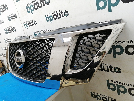 AA021822; Решетка радиатора; под камер. (62310-1LB0A) для Nissan Patrol VI (Y62) (2010-2014)/БУ; Оригинал; Р1, Мелкий дефект; 