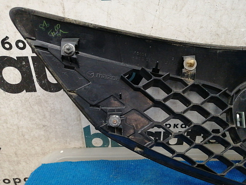 Фотография детали AA036916; Решетка радиатора (BR5S-50711) для Mazda 3 BK/БУ; Оригинал; Р0, Хорошее; (36C) Темно-серый. Фото номер 10