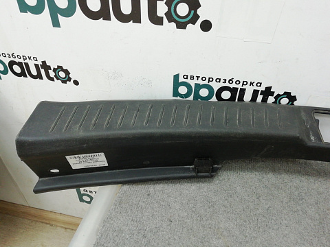 Фотография детали AA003565; Накладка задней панели внутренняя (KD45-6889X) для Mazda CX-5/БУ; Оригинал; Р1, Мелкий дефект; . Фото номер 2