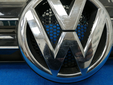 Фотография детали AA028223; Решетка радиатора (5K0853651AL) для Volkswagen Golf/БУ; Оригинал; Р2, Удовлетворительное; . Фото номер 6