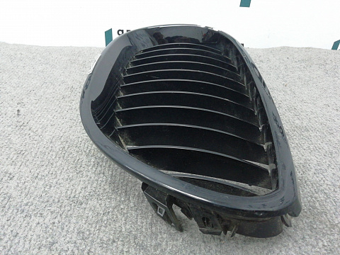 Фотография детали AA004486; Решетка радиатора левая черная не хром. (51137027061) для BMW 5 серия Е60 Е61/БУ; Оригинал; Р1, Мелкий дефект; . Фото номер 4