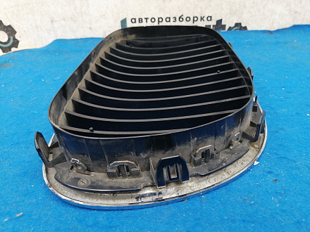 AA034171; Решетка радиатора левая, 13 перемычек (51137211657) для BMW 7 серия F01 F02/БУ; Оригинал; Р1, Мелкий дефект; 