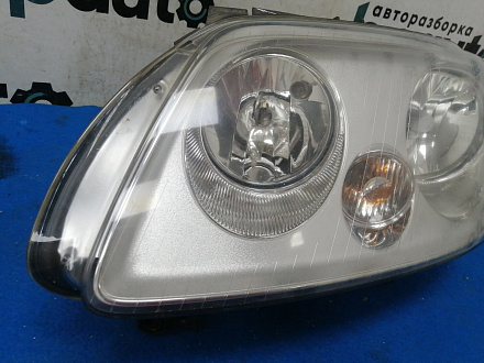 AA025031; Фара галоген левая (2K0941005B) для Volkswagen Touran I (2003-2006)/БУ; Оригинал; Р1, Мелкий дефект; 