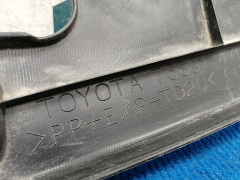 Фотография детали AA036947; Юбка заднего бампера центральная (76891-47020) для Toyota Prius/БУ; Оригинал; Р1, Мелкий дефект; . Фото номер 12