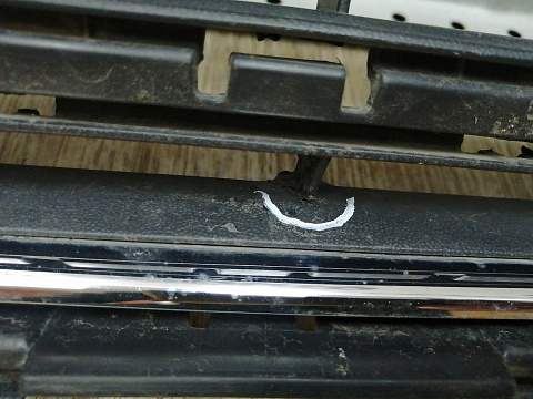 Фотография детали AA046151; Решетка переднего бампера (5G0853677A) для Volkswagen Golf/БУ; Оригинал; Р1, Мелкий дефект; . Фото номер 8