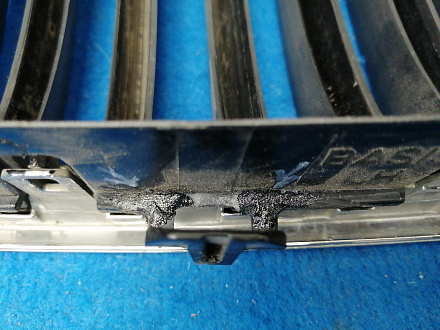 AA031463; Решетка радиатора левая, 12 перемычек (51137200727) для BMW 5 серия F10 F11/БУ; Оригинал; Р1, Мелкий дефект; 
