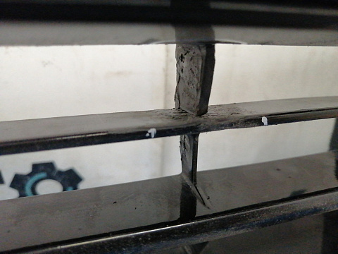 Фотография детали AA037580; Решетка переднего бампера (53112-47070) для Toyota Prius III XW30 рест. (2012 - 2015)/БУ; Оригинал; Р2, Удовлетворительное; . Фото номер 5