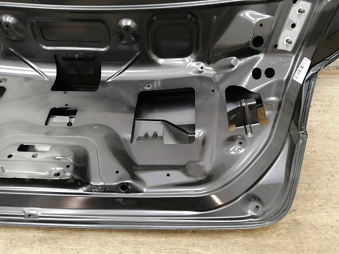 Фотография детали AA039246; Крышка багажника (F1EB-F40617-AB) для Ford Focus III Sedan рест. (2015- 2019)/БУ; Оригинал; Р1, Мелкий дефект; . Фото номер 12