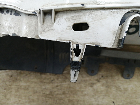 Фотография детали AA024390; Бампер передний, под ПТФ; под паркт.; под омыват. (9H22-17B971-A) для Land Rover Discovery III (2004 - 2009)/БУ; Оригинал; Р1, Мелкий дефект; . Фото номер 9
