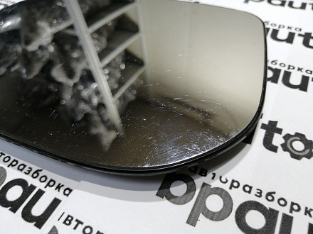 AA045097; Зеркальный элемент левый (87909-0D260) для Toyota Yaris/БУ; Оригинал; Р1, Мелкий дефект; 