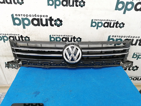 Фотография детали AA021635; Решетка радиатора (1T0853651BQ) для Volkswagen/БУ; Оригинал; Р1, Мелкий дефект; . Фото номер 1