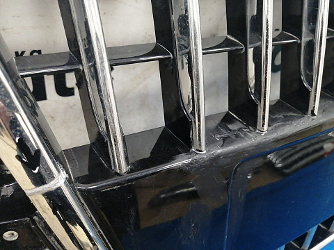 Фотография детали AA030010; Решетка радиатора; без паркт. (8U0 853 653 A) для Audi Q3 I (2011-2014)/БУ; Оригинал; Р2, Удовлетворительное; . Фото номер 3