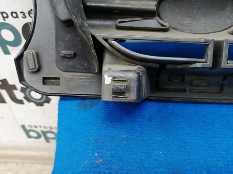 Фотография детали AA017451; Решетка радиатора (EH22-8138-AB/ CB/ DB) для Land Rover Discovery IV рест. (2013 - 2016)/БУ; Оригинал; Р1, Мелкий дефект; . Фото номер 13