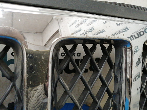 Фотография детали AA032712; Решетка радиатора (57010708AD) для Jeep Grand Cherokee IV (2010-2013)/БУ; Оригинал; Р1, Мелкий дефект; . Фото номер 5
