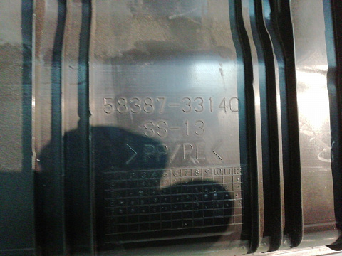 Фотография детали AA023560; Накладка задней панели (58387-33140) для Toyota Camry 70 (2017 — н.в.)/БУ; Оригинал; Р1, Мелкий дефект; . Фото номер 13