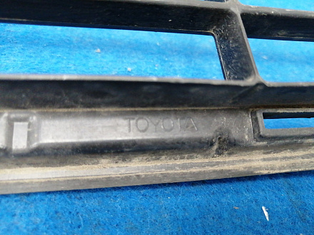 AA018851; Решетка переднего бампера верхняя; без камер. (53112-42100) для Toyota Rav4 40 рест. (2015 — 2019)/БУ; Оригинал; Р1, Мелкий дефект; 