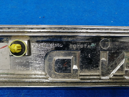 AA015816; Накладка крышки багажника верхняя хром (76801-60180) для Toyota Land Cruiser/БУ; Оригинал; Р1, Мелкий дефект; 