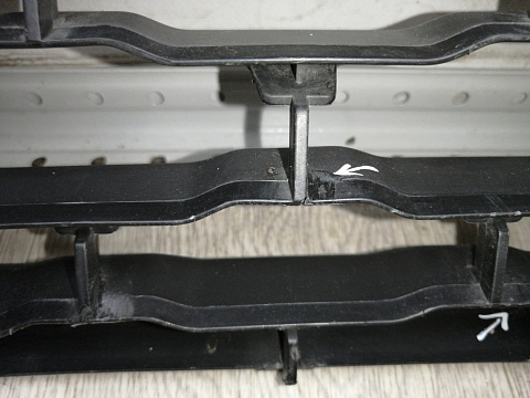 Фотография детали AA045278; Решетка переднего бампера; под паркт. (6402A373) для Mitsubishi Pajero Sport III (2015-2020)/БУ; Оригинал; Р1, Мелкий дефект; . Фото номер 19