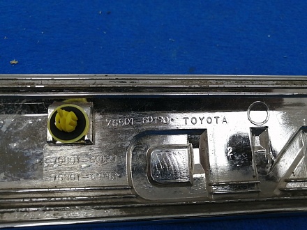 AA015837; Накладка крышки багажника верхняя хром (76801-60180) для Toyota Land Cruiser/БУ; Оригинал; Р1, Мелкий дефект; 