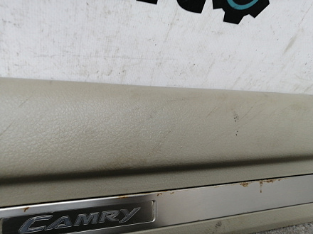 AA012121; Накладка порога внутренняя передняя правая (67913-33080) для Toyota Camry/БУ; Оригинал; Р1, Мелкий дефект; 