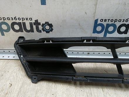 AA045107; Решетка переднего бампера (86561-4L500) для Hyundai Solaris/БУ; Оригинал; Р1, Мелкий дефект; 