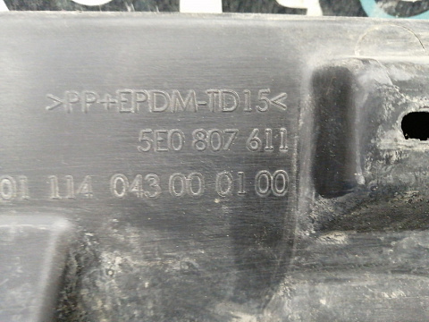 Фотография детали AA034271; Защита переднего бампера (5E0 807 611) для Skoda Octavia/БУ; Оригинал; Р1, Мелкий дефект; . Фото номер 5
