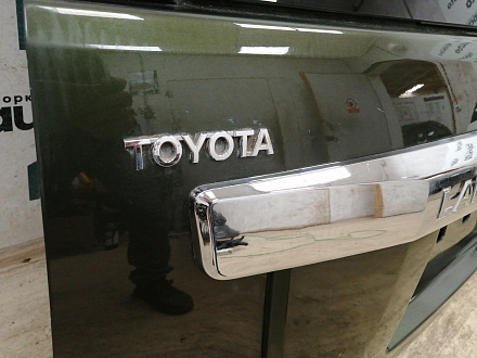 AA037109; Крышка багажника (67005-60F90) для Toyota Land Cruiser Prado 150 рест. (2013 — 2017)/БУ; Оригинал; Р0, Хорошее; (6V4) Темно-зеленый  перламутр
