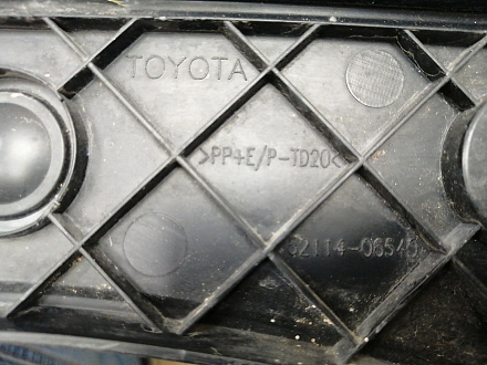 AA030751; Площадка под номер переднего бампера (52114-06540) для Toyota Camry 70 (2017 — 2021)/БУ; Оригинал; Р1, Мелкий дефект; 