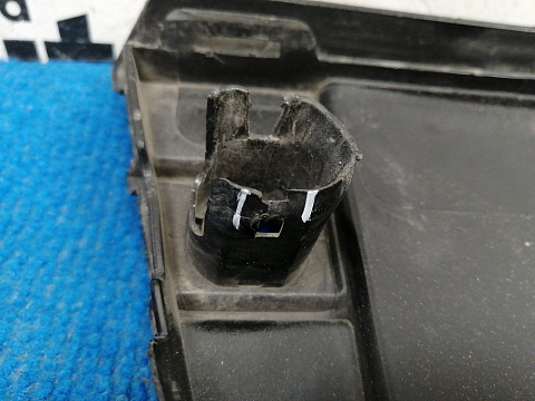 Фотография детали AA036609; Решетка переднего бампера центральная, глянцевая; под паркт. (BM51-17K945-F) для Ford Focus/БУ; Оригинал; Р1, Мелкий дефект; . Фото номер 7