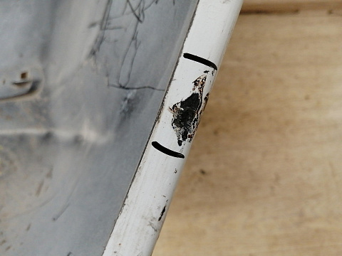 Фотография детали AA042870; Бампер задний; без паркт. (8200916804) для Renault Logan I рест. (2009-2015)/БУ; Оригинал; Р1, Мелкий дефект; . Фото номер 22