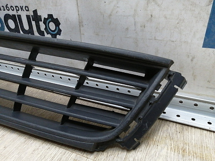 AA045281; Решетка переднего бампера (6RU853677) для Volkswagen Polo V Sedan (2010-2014)/БУ; Оригинал; Р1, Мелкий дефект; 