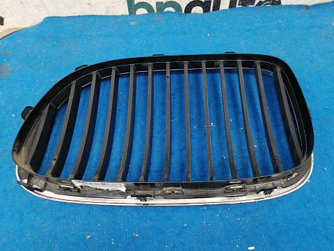 Фотография детали AA034172; Решетка радиатора правая, 13 перемычек (51137211658) для BMW 7 серия F01 F02/БУ; Оригинал; Р1, Мелкий дефект; . Фото номер 4