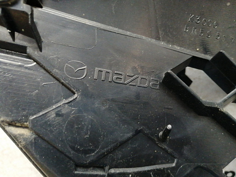 Фотография детали AA036916; Решетка радиатора (BR5S-50711) для Mazda 3 BK/БУ; Оригинал; Р0, Хорошее; (36C) Темно-серый. Фото номер 11