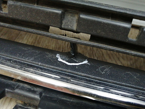 Фотография детали AA046151; Решетка переднего бампера (5G0853677A) для Volkswagen Golf/БУ; Оригинал; Р1, Мелкий дефект; . Фото номер 11