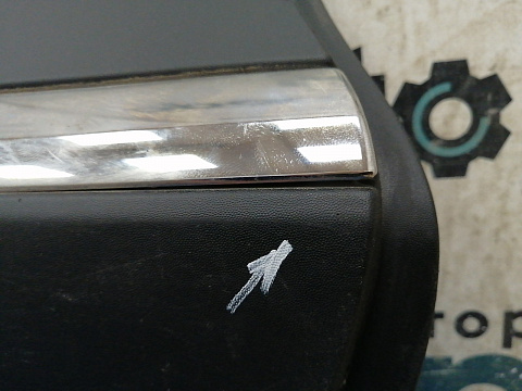 Фотография детали AA035520; Накладка на дверь задняя правая (828203355R) для Renault Kaptur/БУ; Оригинал; Р1, Мелкий дефект; . Фото номер 4