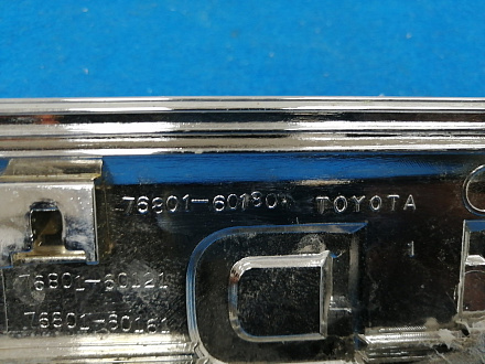 AA015836; Накладка крышки багажника верхняя хром (76801-60180) для Toyota Land Cruiser/БУ; Оригинал; Р1, Мелкий дефект; 