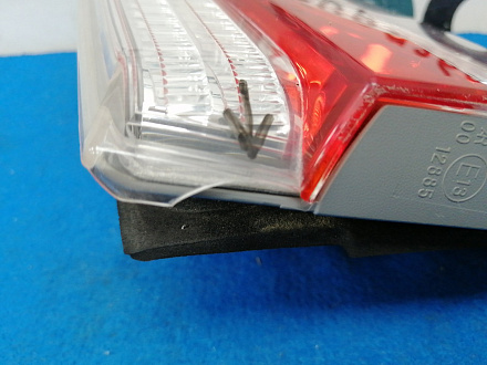 AA021966; Фонарь в крышку багажника правый (81581-12180) для Toyota Corolla 150 рест. (2010-2013)/БУ; Оригинал; Р1, Мелкий дефект; 