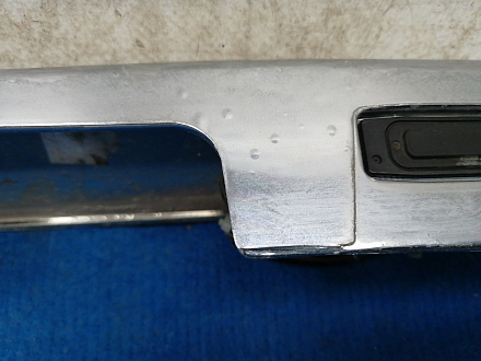 AA034032; Накладка крышки багажника, без кнопки (84810-EM40A) для Nissan Tiida/БУ; Оригинал; Р2, Удовлетворительное; 