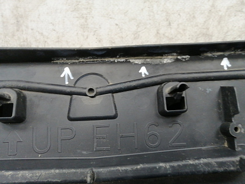 Фотография детали AA036592; Площадка под номер (EH62-50171) для Mazda CX-7 I рест. (2009-2012)/БУ; Оригинал; Р1, Мелкий дефект; . Фото номер 8