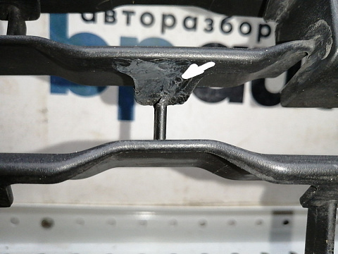 Фотография детали AA045278; Решетка переднего бампера; под паркт. (6402A373) для Mitsubishi Pajero Sport III (2015-2020)/БУ; Оригинал; Р1, Мелкий дефект; . Фото номер 5