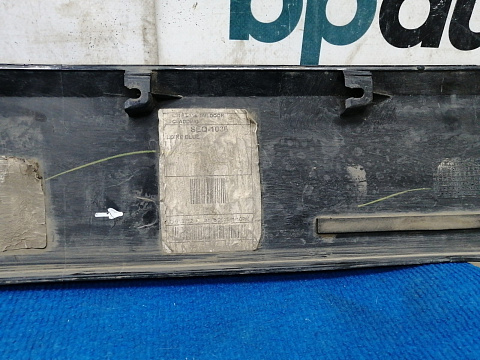 Фотография детали AA024141; Накладка откидного борта  (9H22-40706-A) для Land Rover Discovery/БУ; Оригинал; Р1, Мелкий дефект; . Фото номер 8