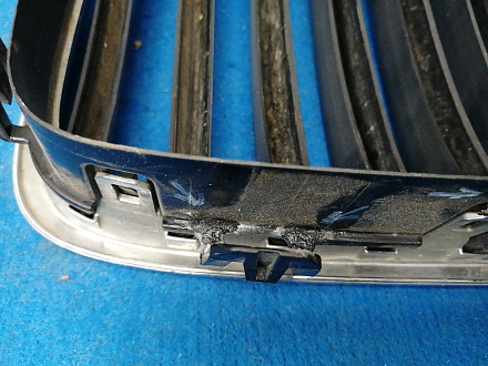 AA031463; Решетка радиатора левая, 12 перемычек (51137200727) для BMW 5 серия F10 F11/БУ; Оригинал; Р1, Мелкий дефект; 