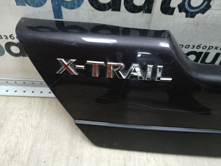 AA045058; Накладка крышки багажника нижняя, пластик (90901-JG00A) для Nissan X-Trail T31/БУ; Оригинал; Р1, Мелкий дефект; 
