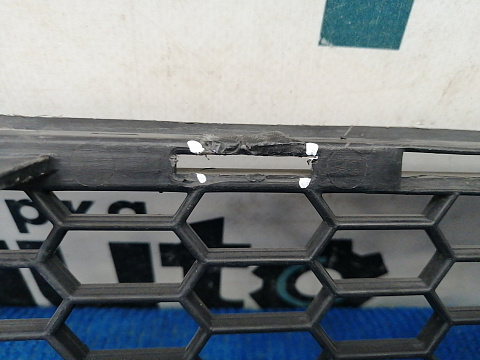 Фотография детали AA037759; Решетка переднего бампера (53112-53010) для Lexus IS II (2005 - 2008)/БУ; Оригинал; Р1, Мелкий дефект; . Фото номер 10